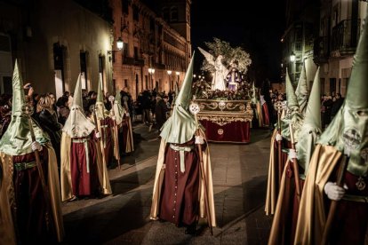 Ambas cobradías desfilaron en el Martes Santo