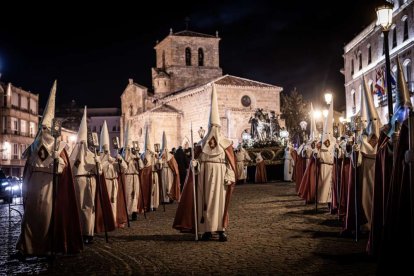 Ambas cobradías desfilaron en el Martes Santo