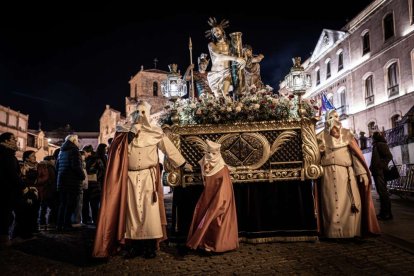 Ambas cobradías desfilaron en el Martes Santo