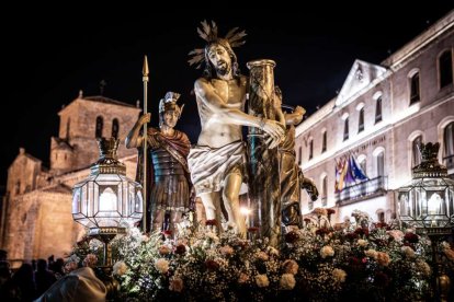 Ambas cobradías desfilaron en el Martes Santo
