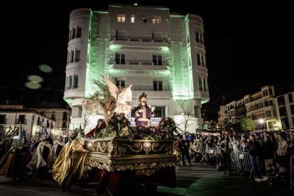 Ambas cobradías desfilaron en el Martes Santo
