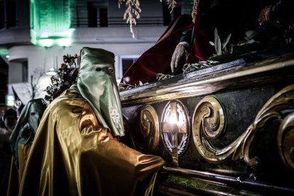 Ambas cobradías desfilaron en el Martes Santo