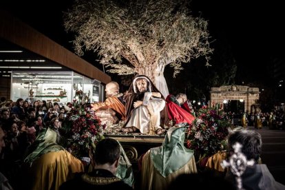 Ambas cobradías desfilaron en el Martes Santo