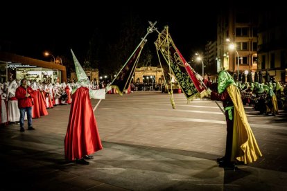 Ambas cobradías desfilaron en el Martes Santo