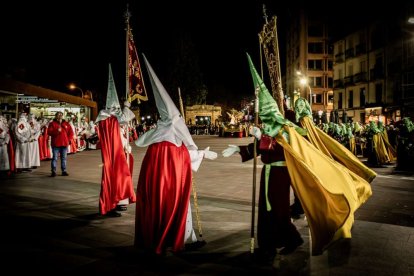 Ambas cobradías desfilaron en el Martes Santo