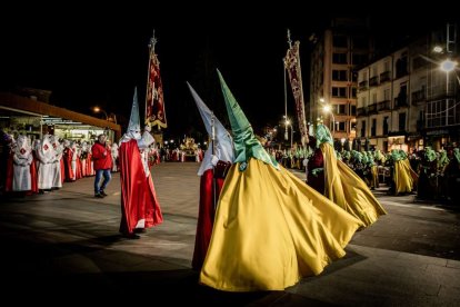 Ambas cobradías desfilaron en el Martes Santo