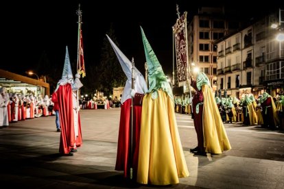 Ambas cobradías desfilaron en el Martes Santo