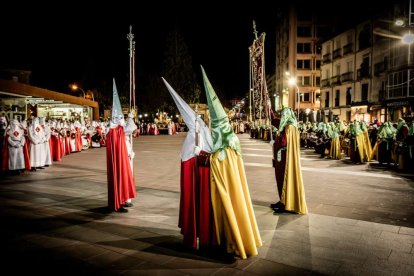 Ambas cobradías desfilaron en el Martes Santo