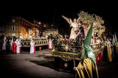 Ambas cobradías desfilaron en el Martes Santo