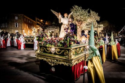 Ambas cobradías desfilaron en el Martes Santo