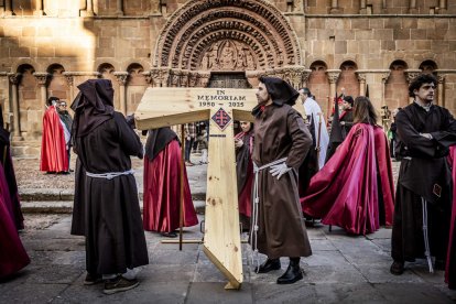 La Cofradía del Ecce Homo desfila bajo el dramatismo de la marcha de la Banda de Cornetas y Tambores