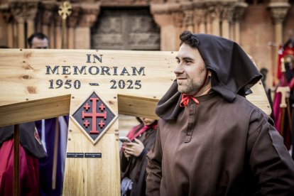 La Cofradía del Ecce Homo desfila bajo el dramatismo de la marcha de la Banda de Cornetas y Tambores