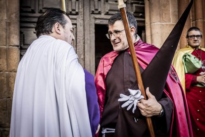 La Cofradía del Ecce Homo desfila bajo el dramatismo de la marcha de la Banda de Cornetas y Tambores