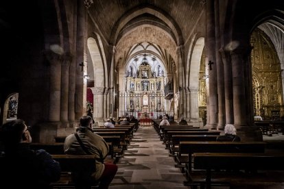 La Cofradía del Ecce Homo desfila bajo el dramatismo de la marcha de la Banda de Cornetas y Tambores
