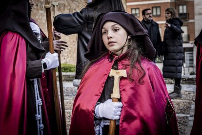 La Cofradía del Ecce Homo desfila bajo el dramatismo de la marcha de la Banda de Cornetas y Tambores