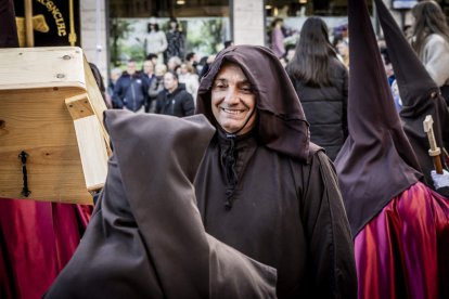 La Cofradía del Ecce Homo desfila bajo el dramatismo de la marcha de la Banda de Cornetas y Tambores