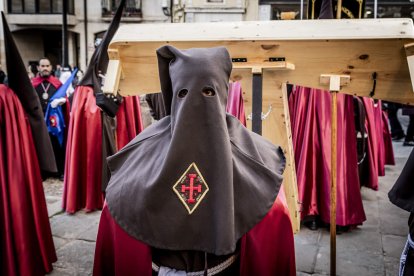 La Cofradía del Ecce Homo desfila bajo el dramatismo de la marcha de la Banda de Cornetas y Tambores
