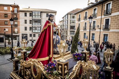 La Cofradía del Ecce Homo desfila bajo el dramatismo de la marcha de la Banda de Cornetas y Tambores
