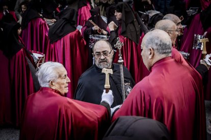 La Cofradía del Ecce Homo desfila bajo el dramatismo de la marcha de la Banda de Cornetas y Tambores