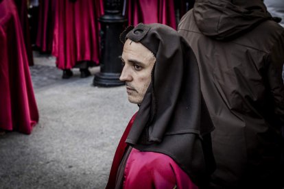 La Cofradía del Ecce Homo desfila bajo el dramatismo de la marcha de la Banda de Cornetas y Tambores