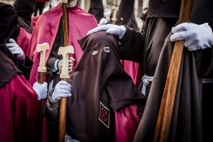 La Cofradía del Ecce Homo desfila bajo el dramatismo de la marcha de la Banda de Cornetas y Tambores