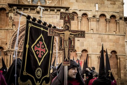 La Cofradía del Ecce Homo desfila bajo el dramatismo de la marcha de la Banda de Cornetas y Tambores