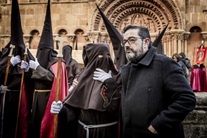 La Cofradía del Ecce Homo desfila bajo el dramatismo de la marcha de la Banda de Cornetas y Tambores