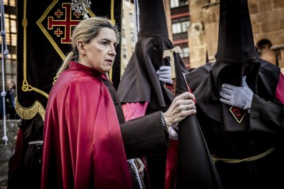 La Cofradía del Ecce Homo desfila bajo el dramatismo de la marcha de la Banda de Cornetas y Tambores