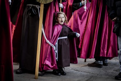 La Cofradía del Ecce Homo desfila bajo el dramatismo de la marcha de la Banda de Cornetas y Tambores