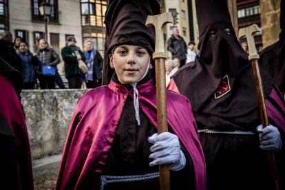 La Cofradía del Ecce Homo desfila bajo el dramatismo de la marcha de la Banda de Cornetas y Tambores
