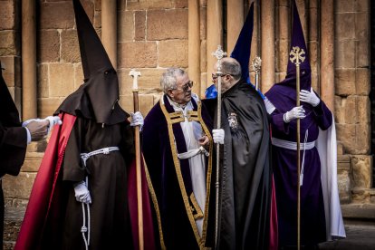 La Cofradía del Ecce Homo desfila bajo el dramatismo de la marcha de la Banda de Cornetas y Tambores