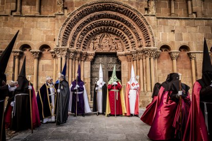La Cofradía del Ecce Homo desfila bajo el dramatismo de la marcha de la Banda de Cornetas y Tambores