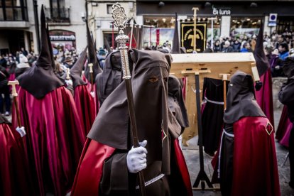 La Cofradía del Ecce Homo desfila bajo el dramatismo de la marcha de la Banda de Cornetas y Tambores