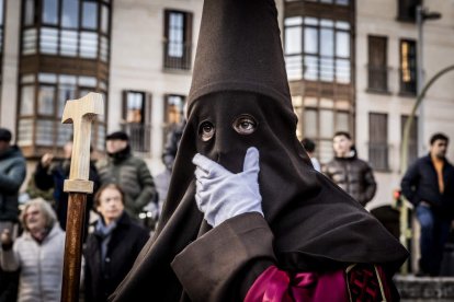 La Cofradía del Ecce Homo desfila bajo el dramatismo de la marcha de la Banda de Cornetas y Tambores