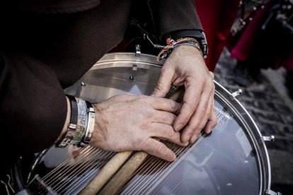 La Cofradía del Ecce Homo desfila bajo el dramatismo de la marcha de la Banda de Cornetas y Tambores