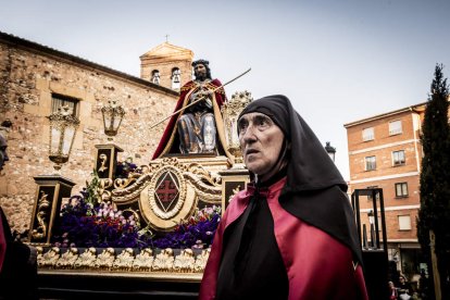 La Cofradía del Ecce Homo desfila bajo el dramatismo de la marcha de la Banda de Cornetas y Tambores