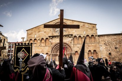 La Cofradía del Ecce Homo desfila bajo el dramatismo de la marcha de la Banda de Cornetas y Tambores