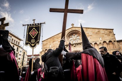 La Cofradía del Ecce Homo desfila bajo el dramatismo de la marcha de la Banda de Cornetas y Tambores