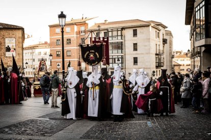La Cofradía del Ecce Homo desfila bajo el dramatismo de la marcha de la Banda de Cornetas y Tambores