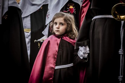 La Cofradía del Ecce Homo desfila bajo el dramatismo de la marcha de la Banda de Cornetas y Tambores