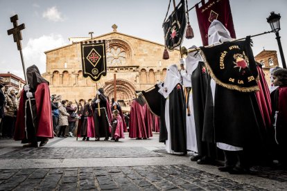 La Cofradía del Ecce Homo desfila bajo el dramatismo de la marcha de la Banda de Cornetas y Tambores