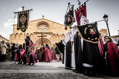 La Cofradía del Ecce Homo desfila bajo el dramatismo de la marcha de la Banda de Cornetas y Tambores