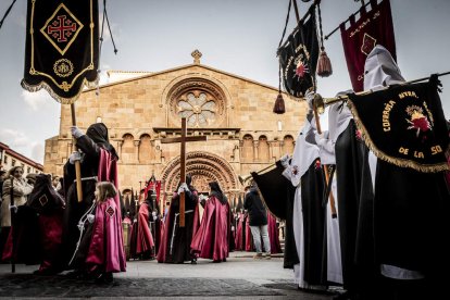 La Cofradía del Ecce Homo desfila bajo el dramatismo de la marcha de la Banda de Cornetas y Tambores