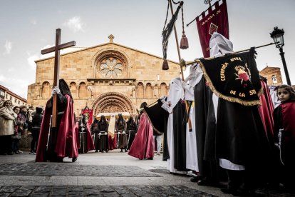 La Cofradía del Ecce Homo desfila bajo el dramatismo de la marcha de la Banda de Cornetas y Tambores