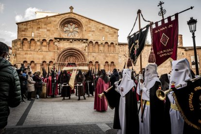 La Cofradía del Ecce Homo desfila bajo el dramatismo de la marcha de la Banda de Cornetas y Tambores