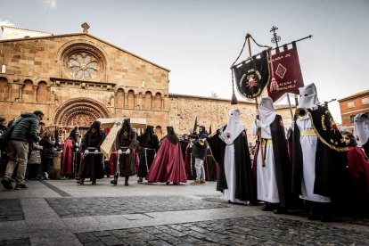 La Cofradía del Ecce Homo desfila bajo el dramatismo de la marcha de la Banda de Cornetas y Tambores
