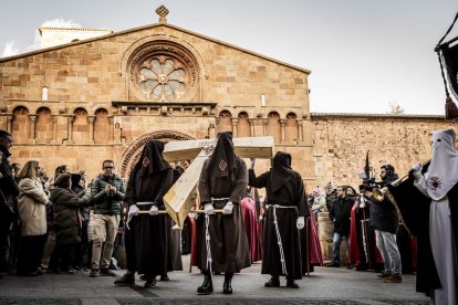 La Cofradía del Ecce Homo desfila bajo el dramatismo de la marcha de la Banda de Cornetas y Tambores