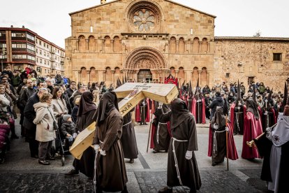 La Cofradía del Ecce Homo desfila bajo el dramatismo de la marcha de la Banda de Cornetas y Tambores