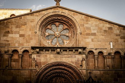 La Cofradía del Ecce Homo desfila bajo el dramatismo de la marcha de la Banda de Cornetas y Tambores