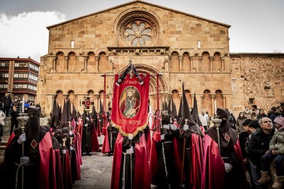 La Cofradía del Ecce Homo desfila bajo el dramatismo de la marcha de la Banda de Cornetas y Tambores